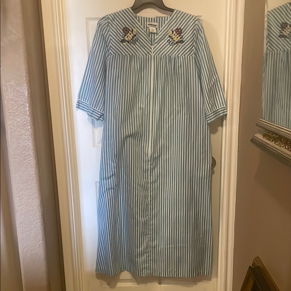 Vintage NATIONAL Blue White STRIPED SEARSUCKER EMBROIDERED HOUSECOAT HOUSE DRESS